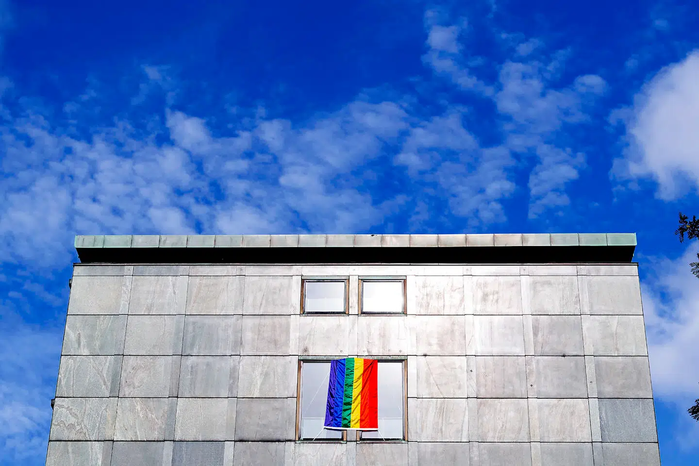 Ministeriets bygninger er også pyntet med regnbueflag i anledning af Priden.