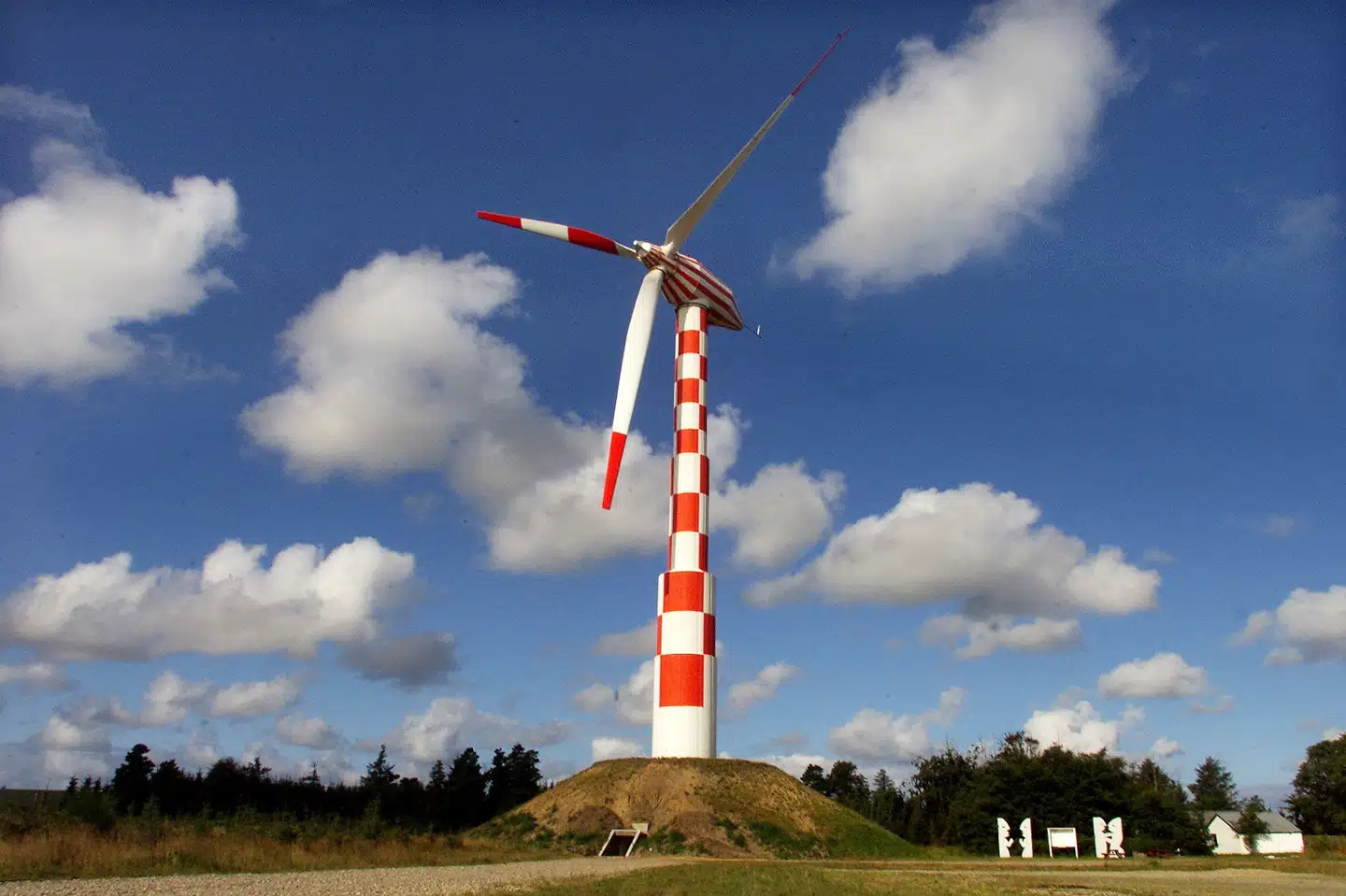 Den ternede vindmølle er et varemærke for Tvinds skolecenter, der ligger i Ulfborg. Det er her, Steen Conradsen, der er anklaget for grov vold mod elever i 1980'erne og 1990'erne i England, er leder for et botilbud og et anbringelsessted. Palle Hedemann/Ritzau Scanpix