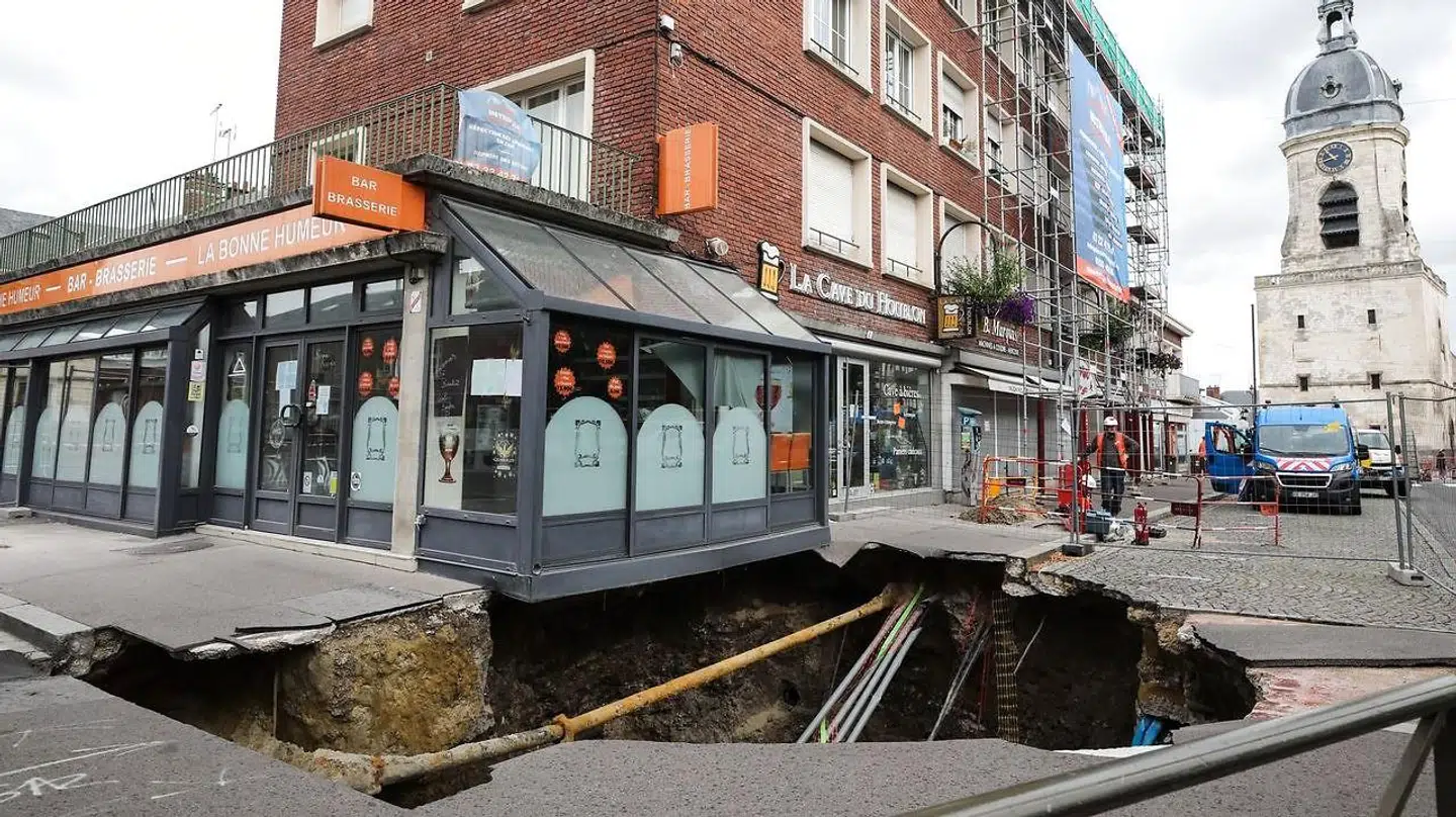 Synkehullet i Amiens er ti meter bredt og fem meter dybt. AFP.