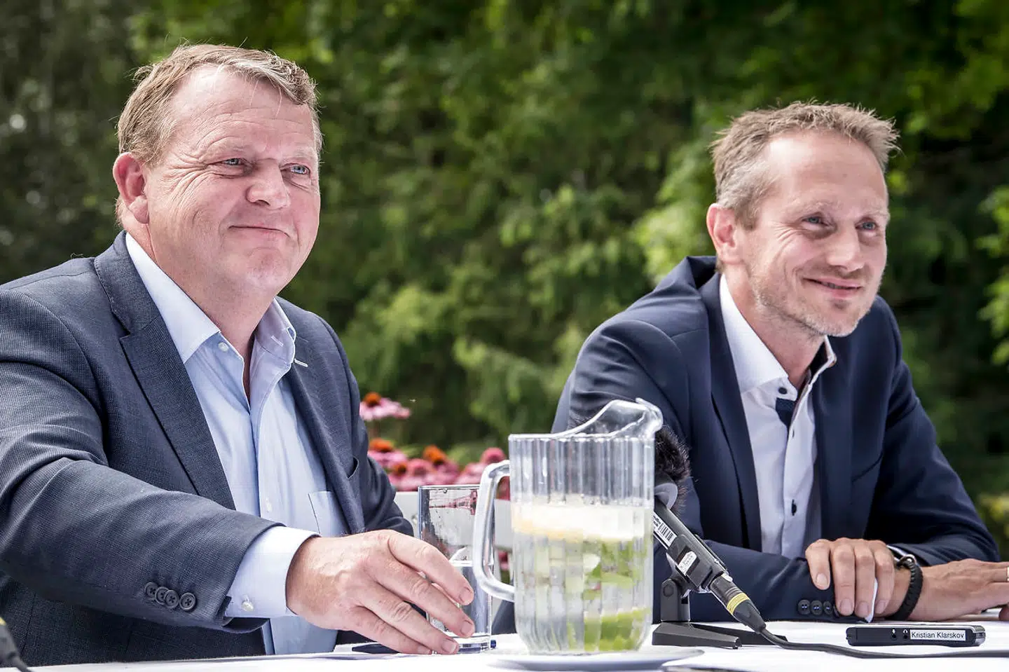 Mens der strides om magten i Venstre, har Mette Frederiksen arbejdsro til at finde sig til rette i sin nye rolle som statsminister. Her V-formand Lars Løkke Rasmussen og V-næstformand Kristian Jensen under partiets sommergruppemøde på Kragerup Gods.