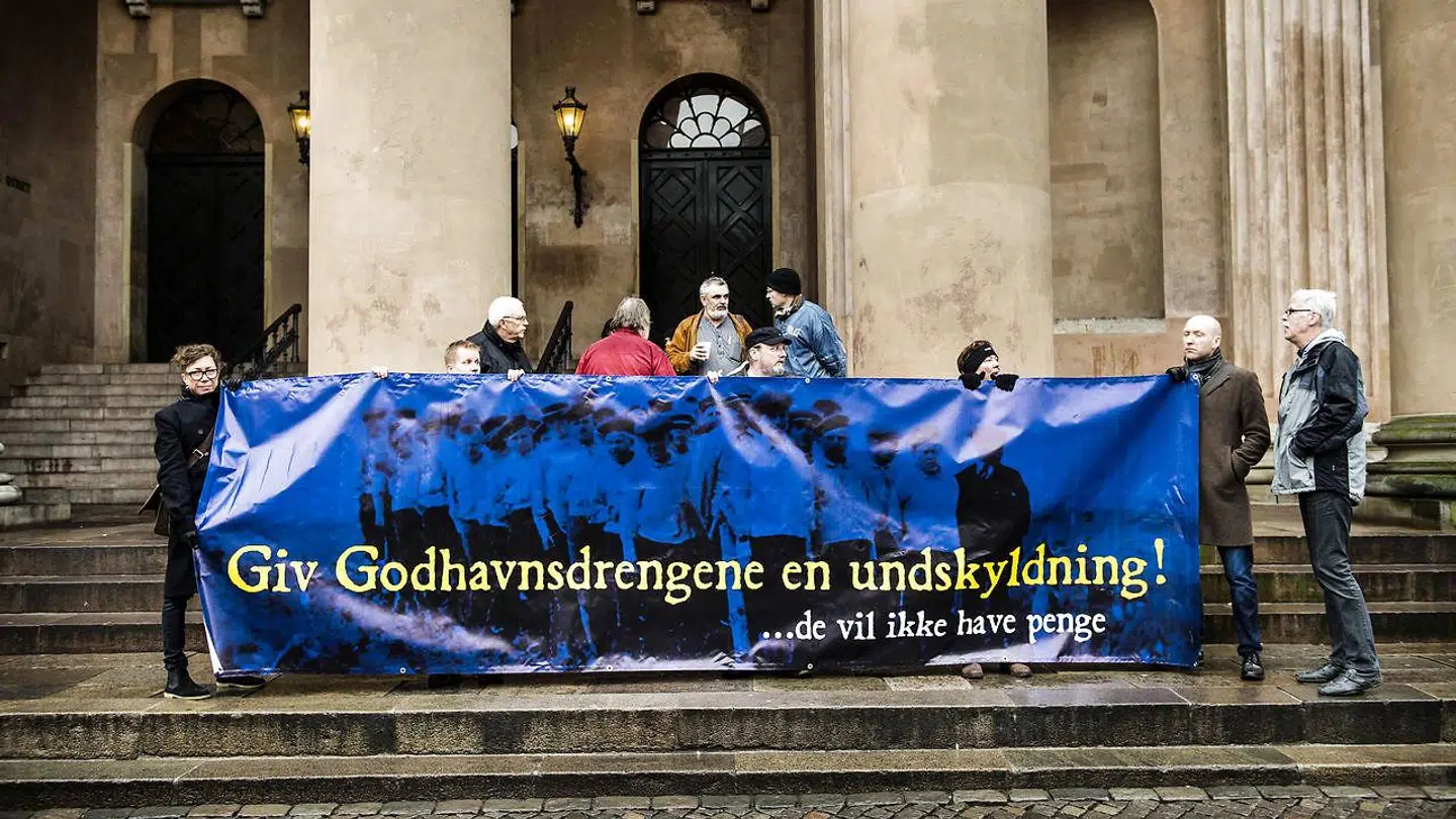 Arkivfoto: En gruppe drenge, der fra 1945 til 1976 blev udsat for fysisk og psykisk misbrug på børnehjemmet Godhavn i Nordsjælland, har i omkring ti år forsøgt at rejse sag mod socialministeren for derigennem at opnå en officiel undskyldning. Her ses de til en demonstration i København.