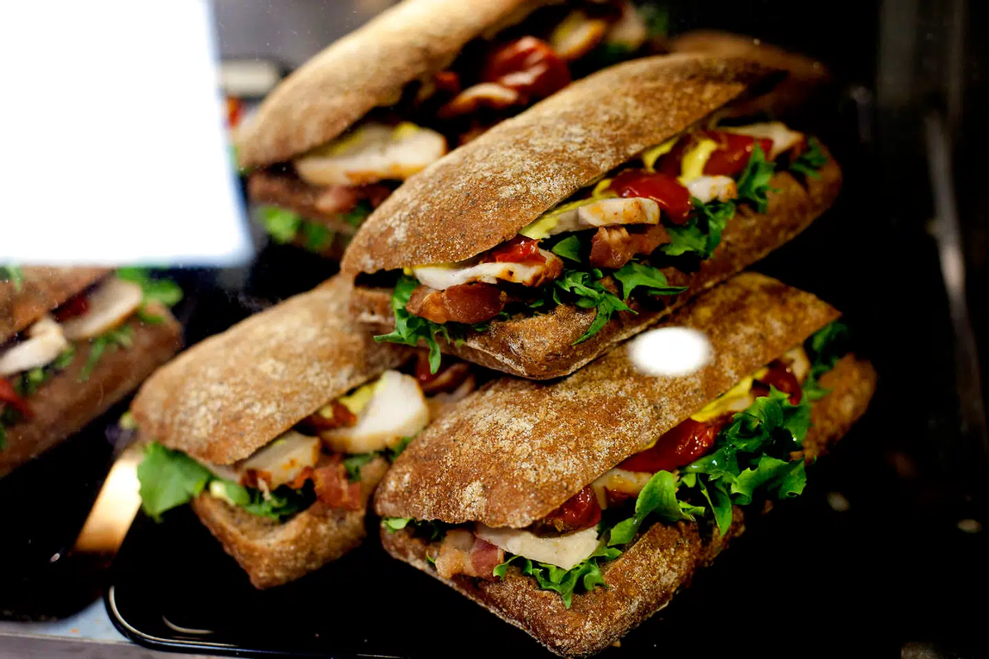 Q8 gør sig i frisksmurte sandwich. I Billund var det gået galt i august - og det kostede Q8 5.000 kroner.