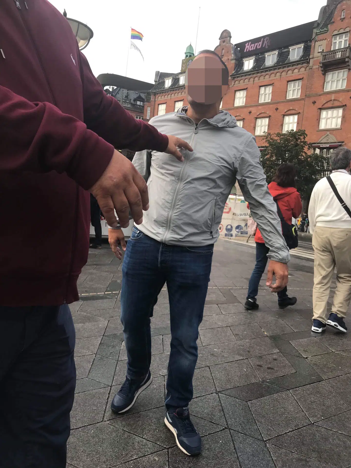 Ahmad Mahmouds venner fulgte efter overfaldsmanden, som de filmede og tog billeder af med henblik på at hjælpe politiet med opklaringsarbejdet. (Privatfoto)