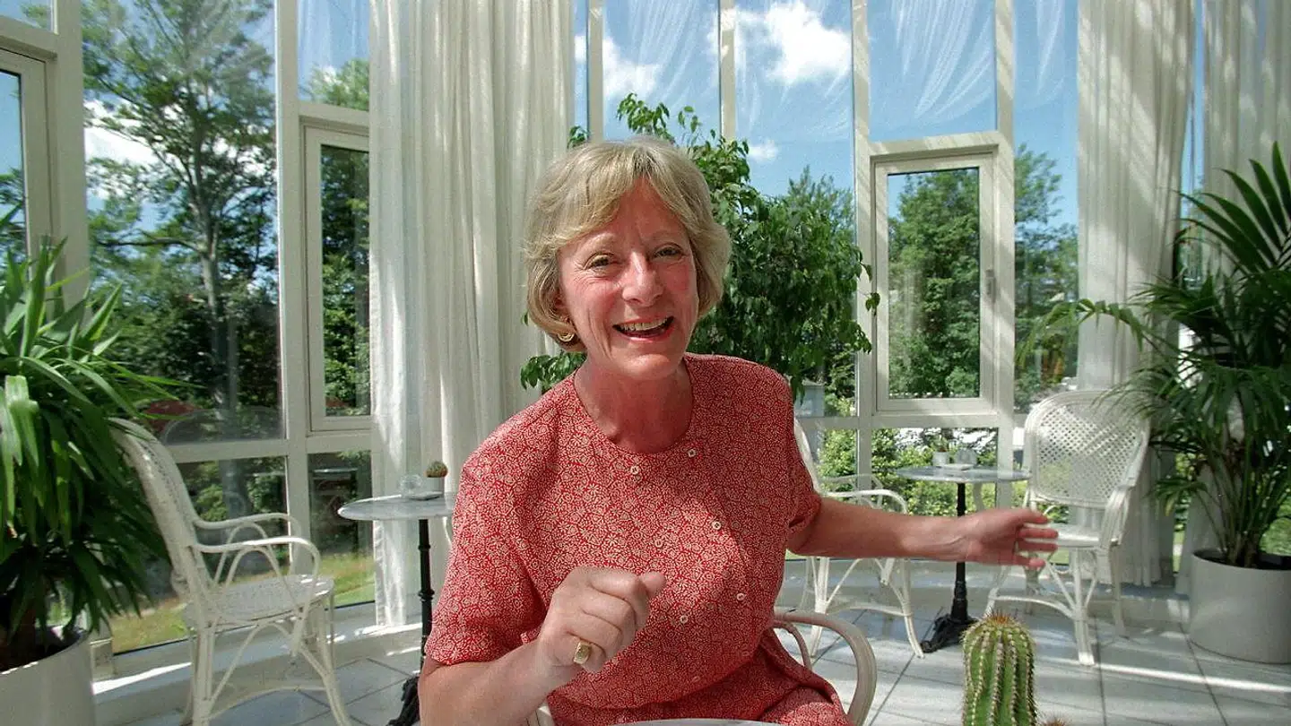 Inge Corell fortæller, at håndled på spisebordet er i orden, hvis albuerne bliver væk.