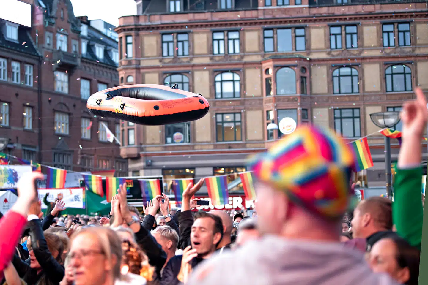 Der blev både kastet med gummibåde og danset linedance under koncerten.