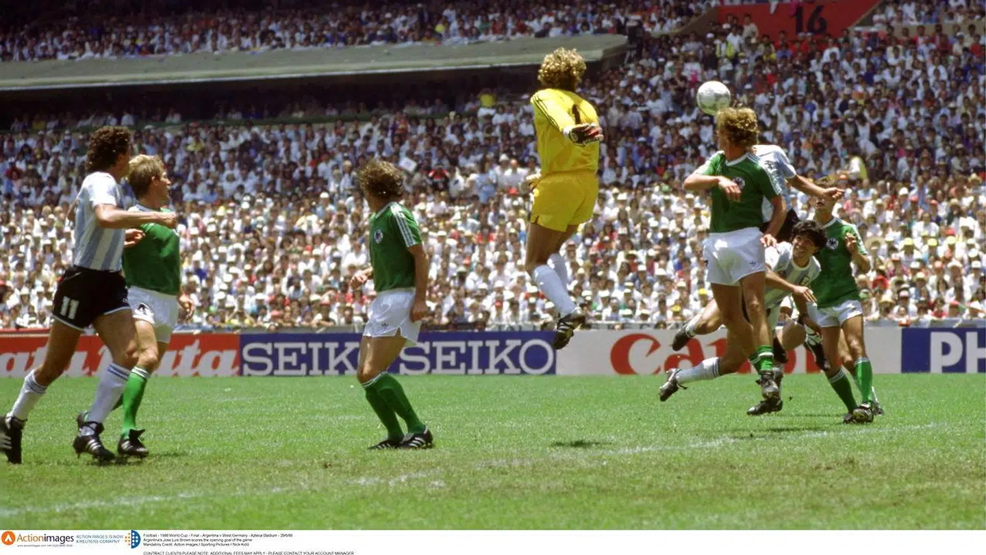 Jose Luis Brown header 1-0-målet ind i VM-finalen mod Tyskland.