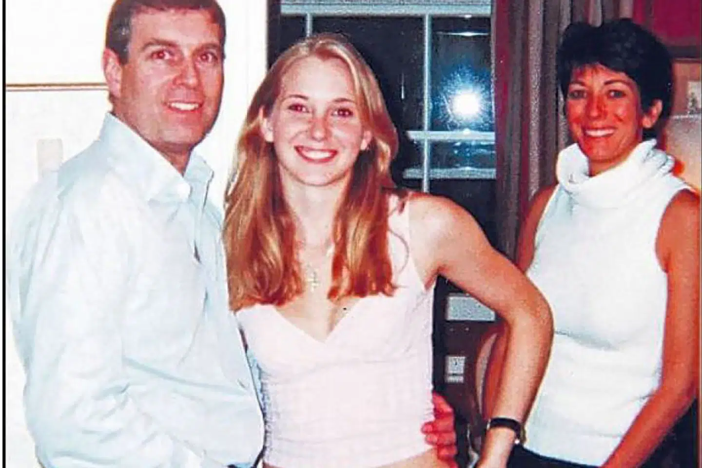 Her ses Englands Prins Andrew (2001) i selskab med ét af amerikanske Jeffrey Epsteins påståede sex-ofre, Virginia Roberts Giuffre. Nu lyder spørgsmålet 'hvor meget vidste Andrew og Epsteins andre kendte venner'. Til højre ses Ghislaine Maxwell, Jeffrey Epsteins nære veninde igennem mange år.