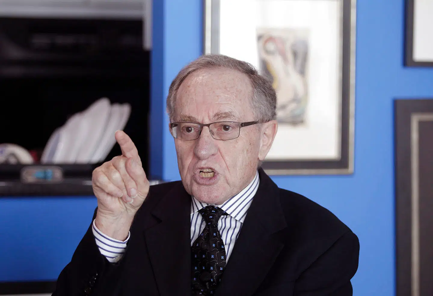 Som advokat har Alan Dershowitz bl.a. forsvaret football-stjernenO.J. Simpson og Jeffrey Epstein. Nu har Dershowitz travlt med at forsvare sig selv - imod sex-anklager.