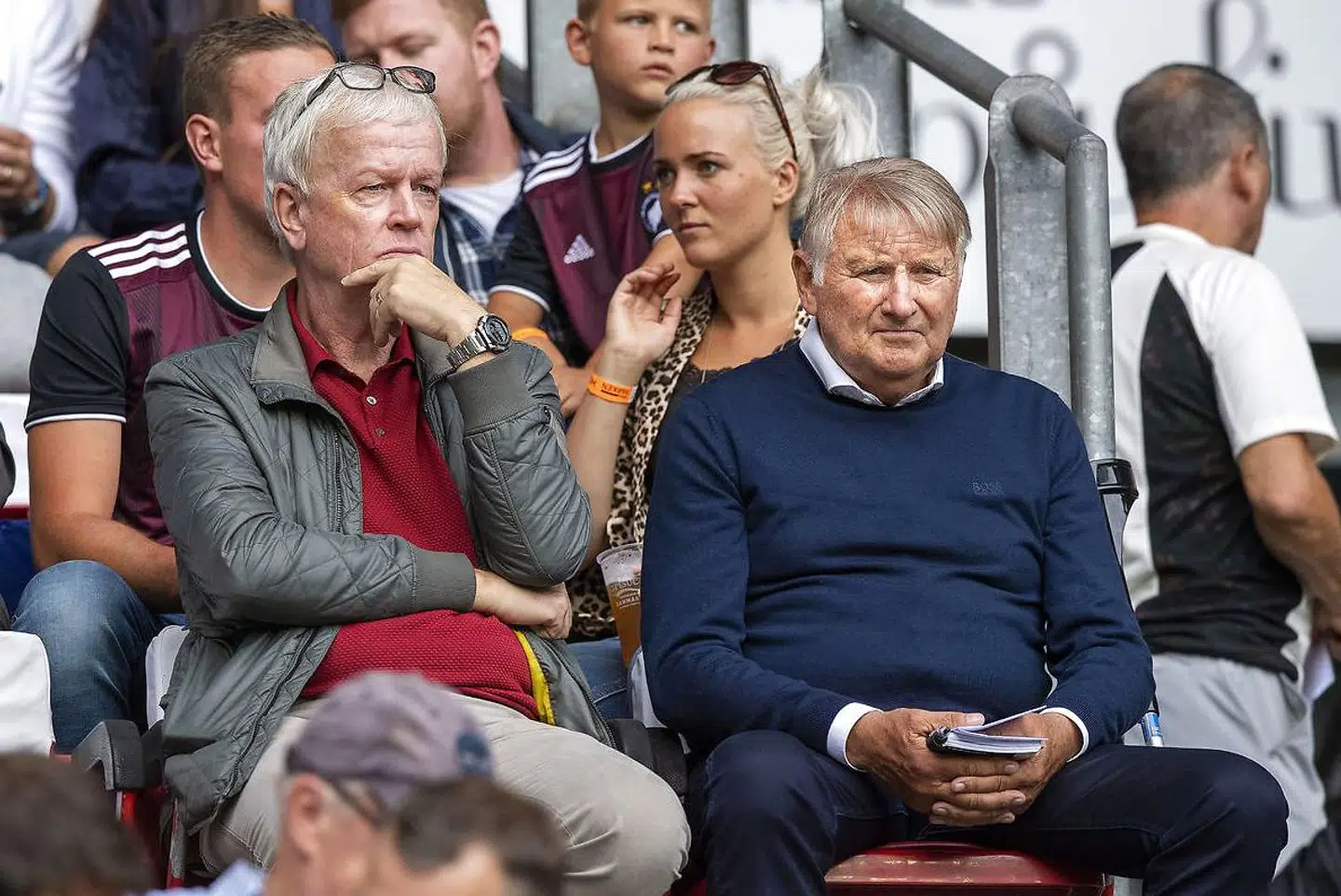 Henk Veldmate, chefscout hos Ajax, og Ajax' danske scout, John Steen Olsen, i Parken i fredags.
