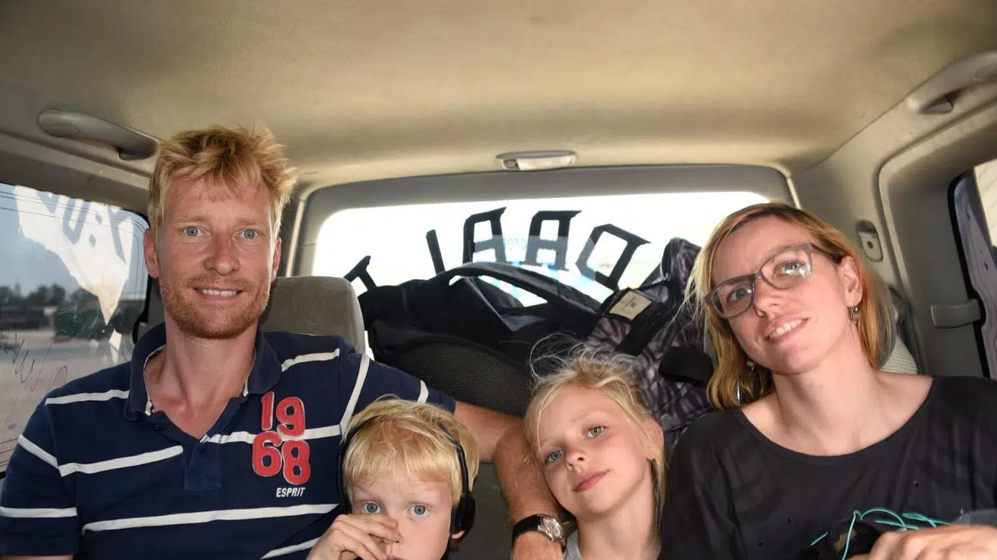 Verden er slet ikke farlig, siger Jakob Øster. Her er han og familien i Somalia. Foto: Jakob Øster.