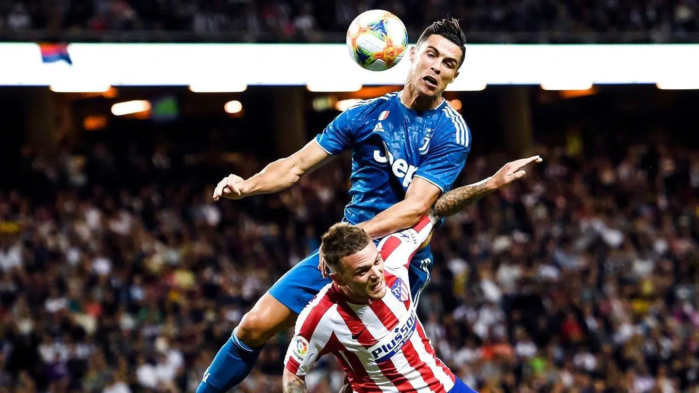 Cristiano Ronaldo og Trippier i duel under kampen i Stockholm.