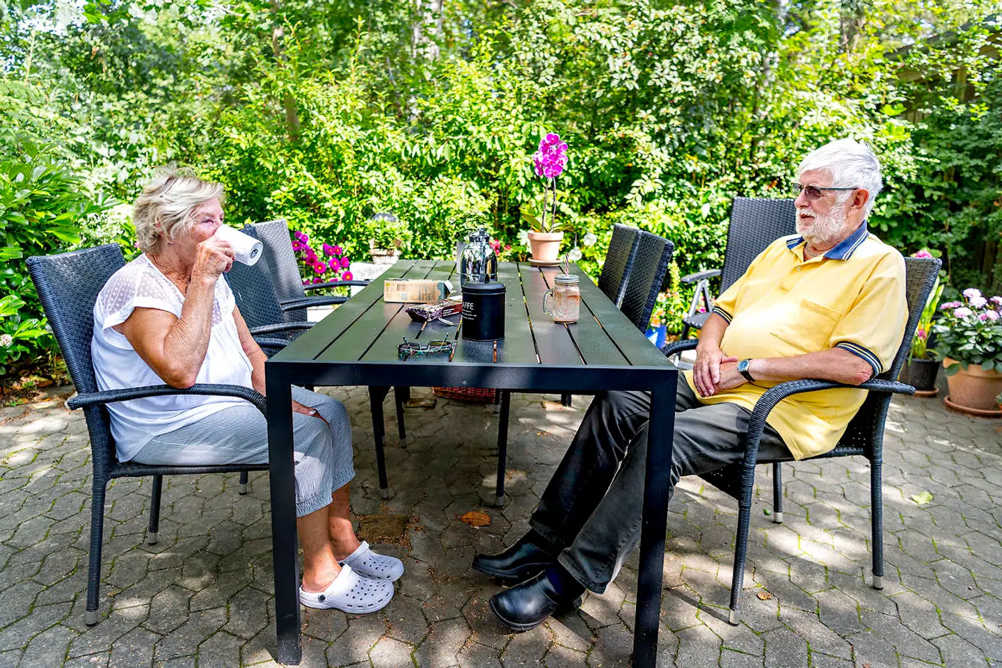 Ulla sidder med sin mand Harry i den samme gård, hvor en mand overfusede og truede hende og syv naboer i april 2019. Fire beboere kontaktede politiet om hjælp, men de havde ikke tid til at komme.