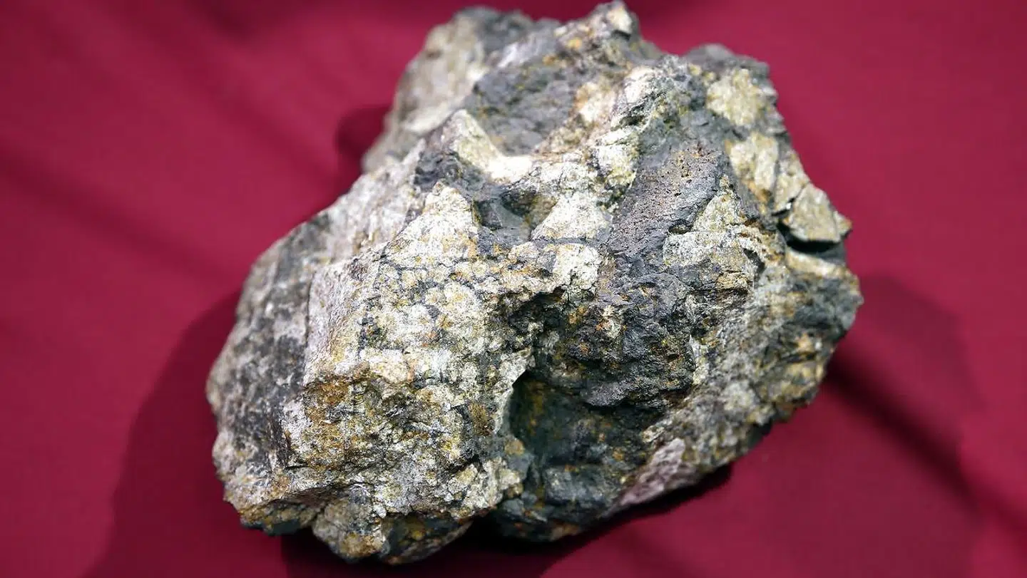 En meteorit styrtede i 2013 ned ved Uralområdet i Rusland. Meteoritten, kaldet Chelyabinsk, ses her under en udstilling i Moskva.