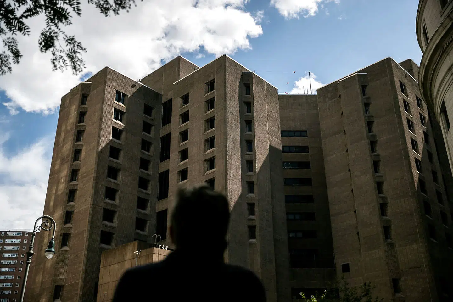 Fængslet Metropolitan Correctional Center på Manhattan i New York, hvor finansmanden lørdag blev fundet død.