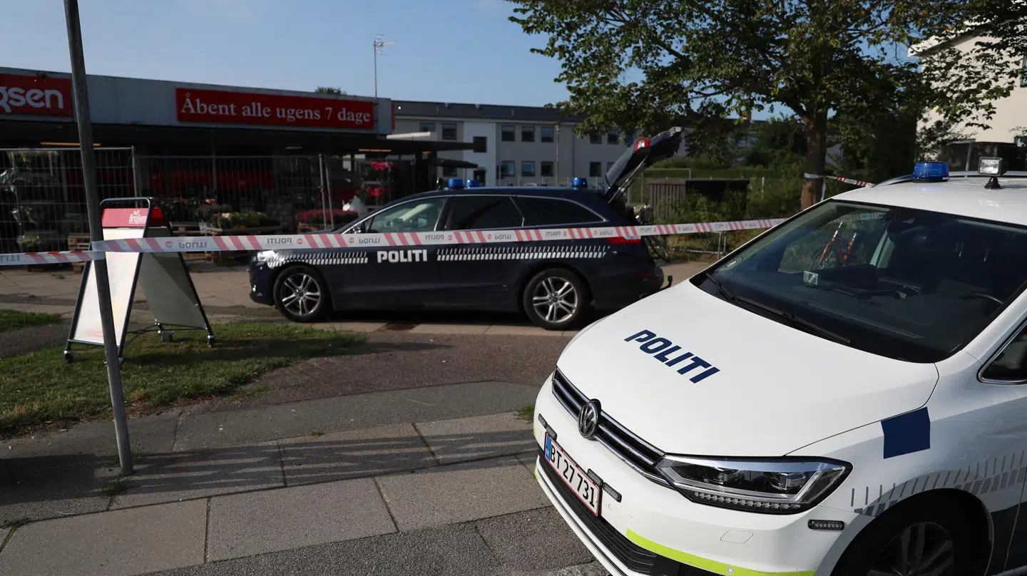Politiet arbejder på stedet.