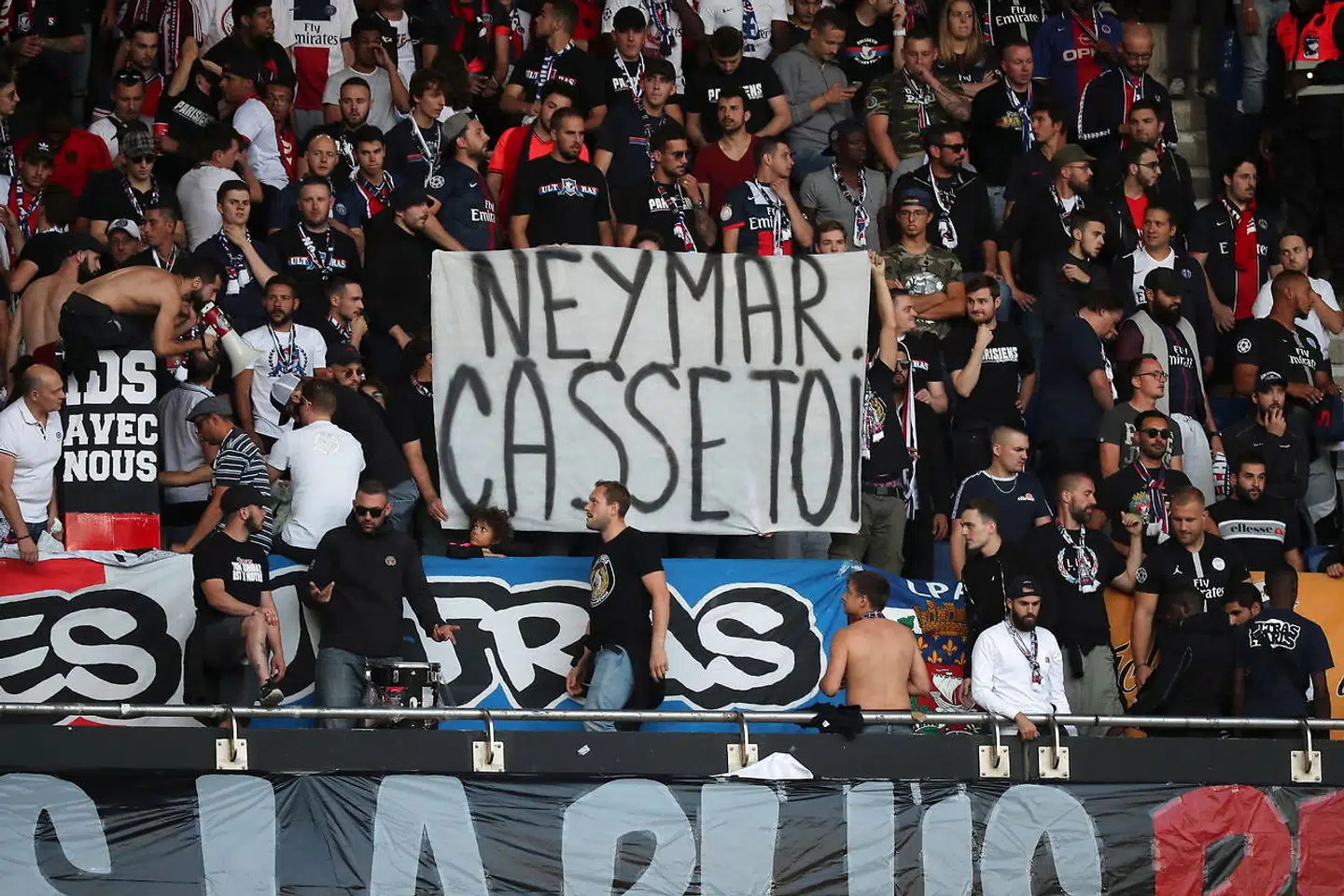 »Neymar skrid med dig!,« stod der på et banner på Parc des Princes søndag aften.
