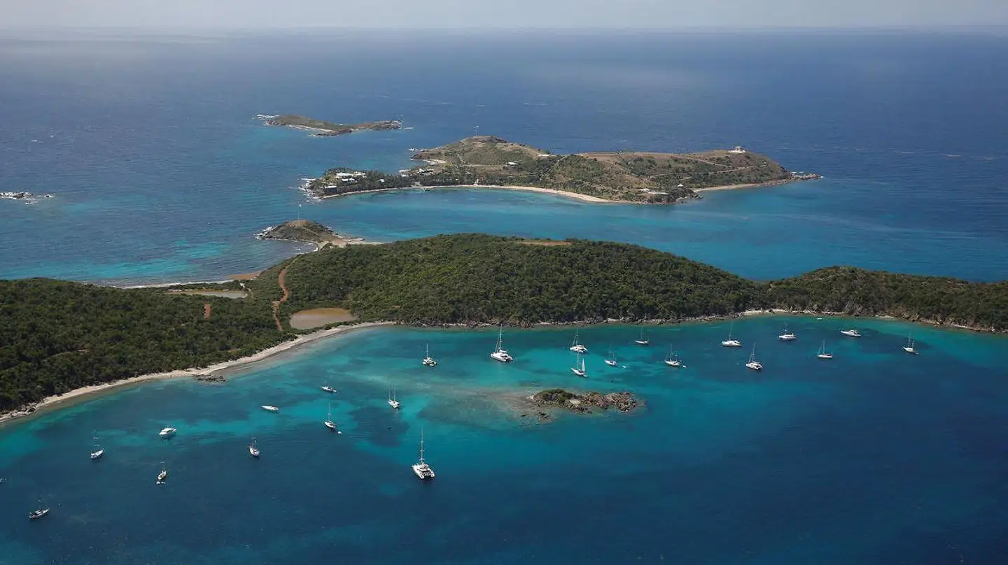 Jeffrey Epstein forsøgte at købe øen Great St. James (i bunden af billedet) af den danske rigmand Christian Kjær. Epstein var i forvejen ejer af Little St. James (øen i toppen af billedet.