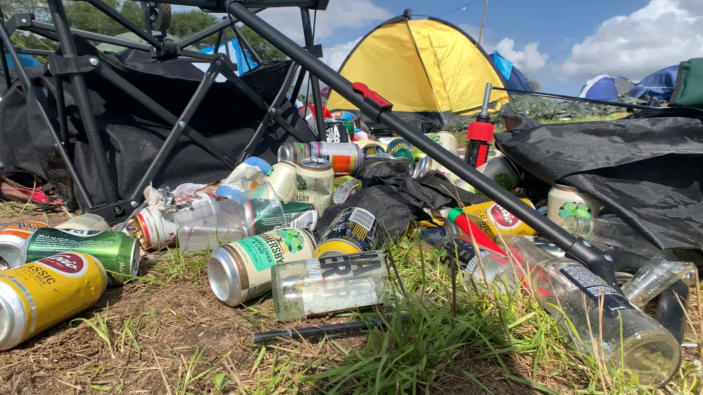 De unge festivalgæster efterlader skrald i bunkevis på campingområdet, Kærligheden.