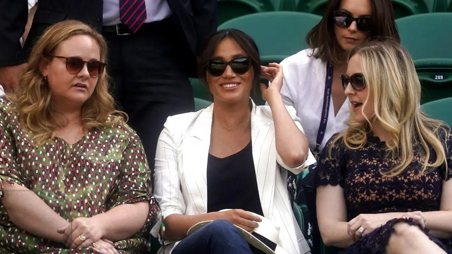 Hertuginde Meghan var med to veninder til Wimbledon for at se Serena Williams.