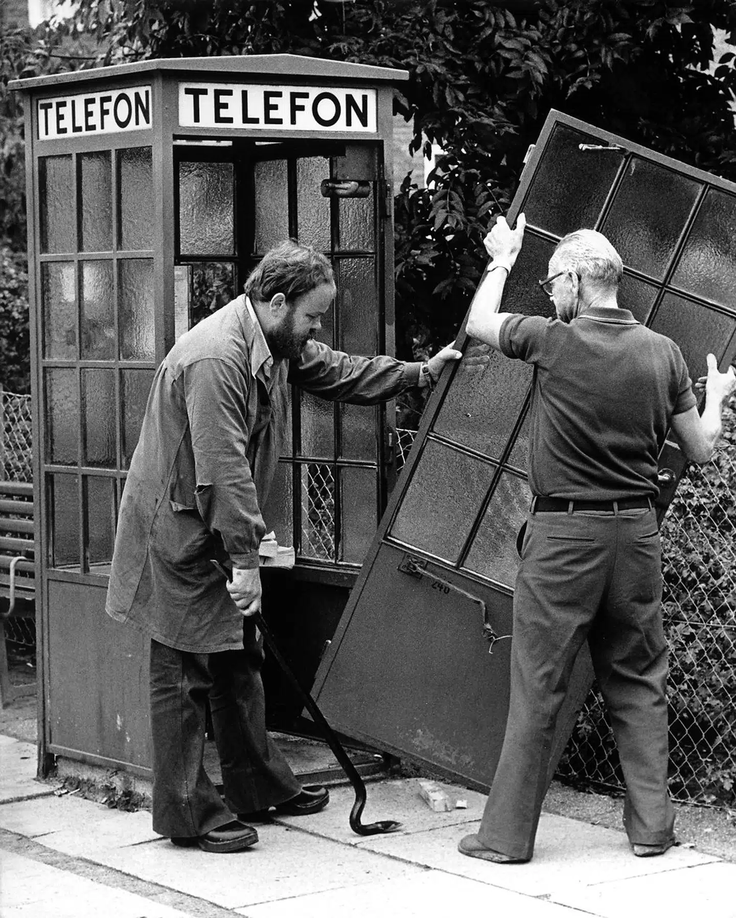Da Bombemanden fra Gladsaxe terroriserede bl.a. københavnske telefonbokse i 1977-78, besluttede KTAS at afmontere alle døre til telefonboksene. Man glemte dog at nummerere dørene, hvilket var medvirkende årsag til, at der kom helt nye typer af telefonbokse i København i de følgende år.