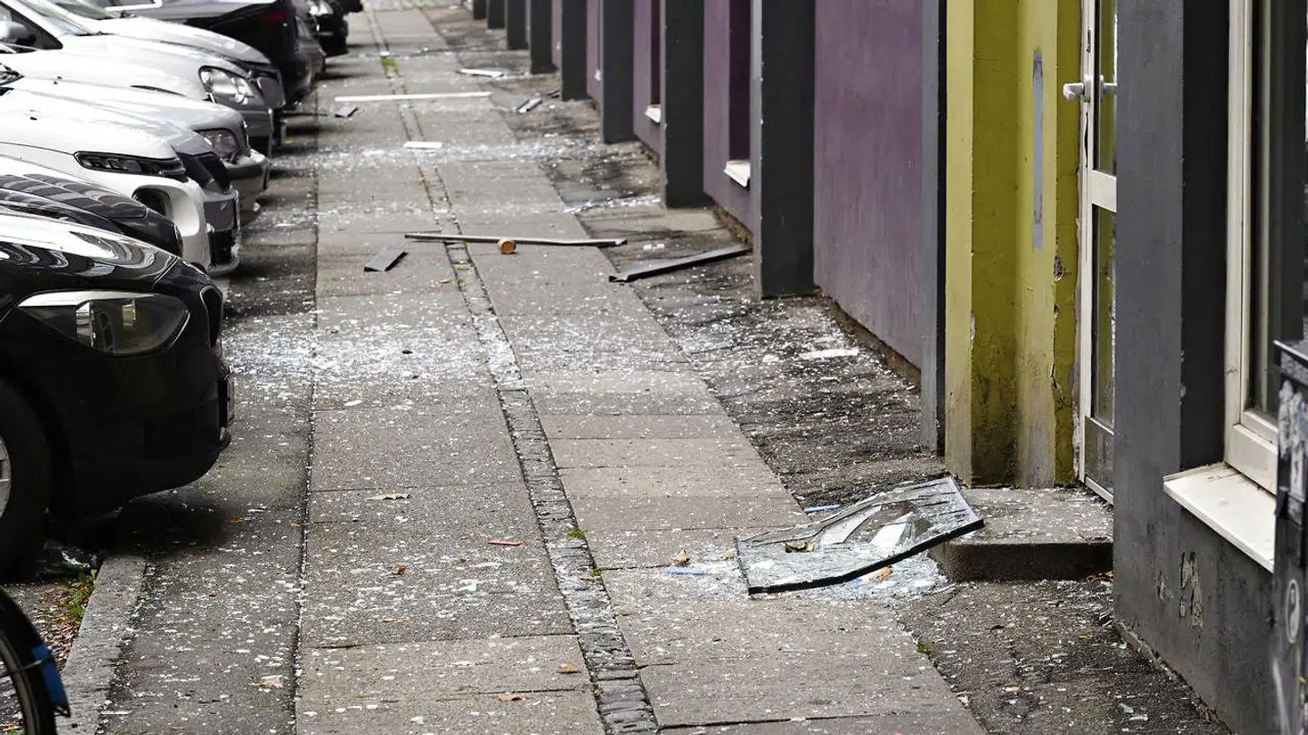 Nabobygningen til nærpolitistationen på Hermodsgade fik smadret sine vinduer som følge af eksplosionen natten til lørdag den 10. august 2019.