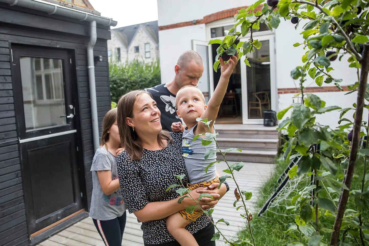 Astrid Krag i sit hjem på Amager med sin familie.