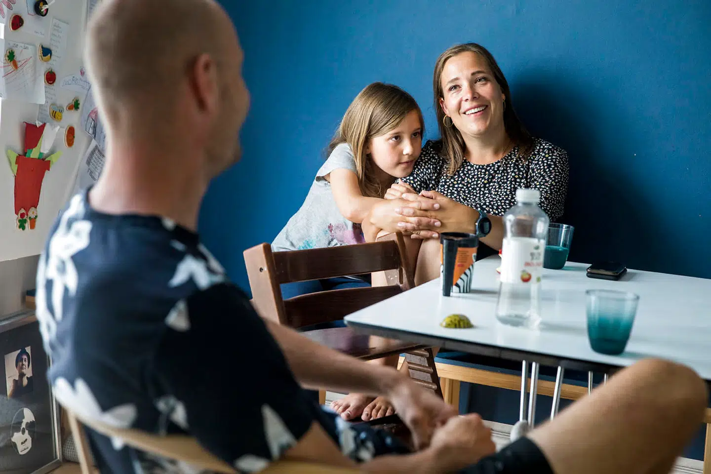 Astrid Krag i sit hjem på Amager med sin familie.
