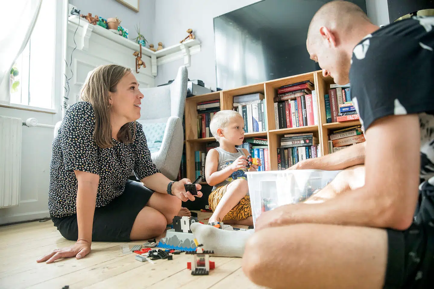 Astrid Krag i sit hjem på Amager med sin familie.