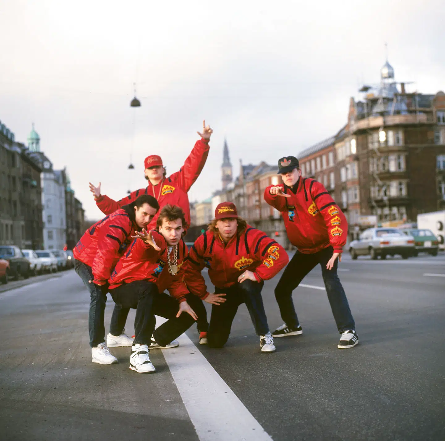 Det var Chief 1 (i front) og gruppen Rockers by Choice, der i 80'erne bragte det nye amerikanske musikfænomen, hip-hop til Danmark. I dag er Chief 1 ikke så imponeret af den amerikanske musikscene.