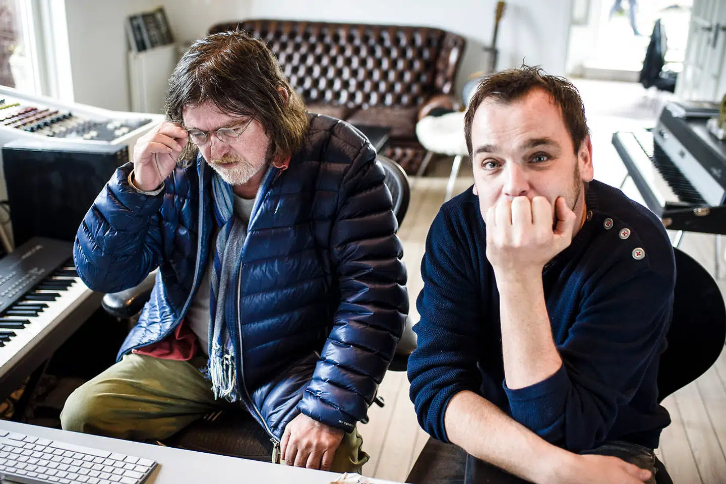 Lars Pedersen (Chief1) bag pulten i sit musikstudie i Vanløse. Her sammen med Johnny Madsen.