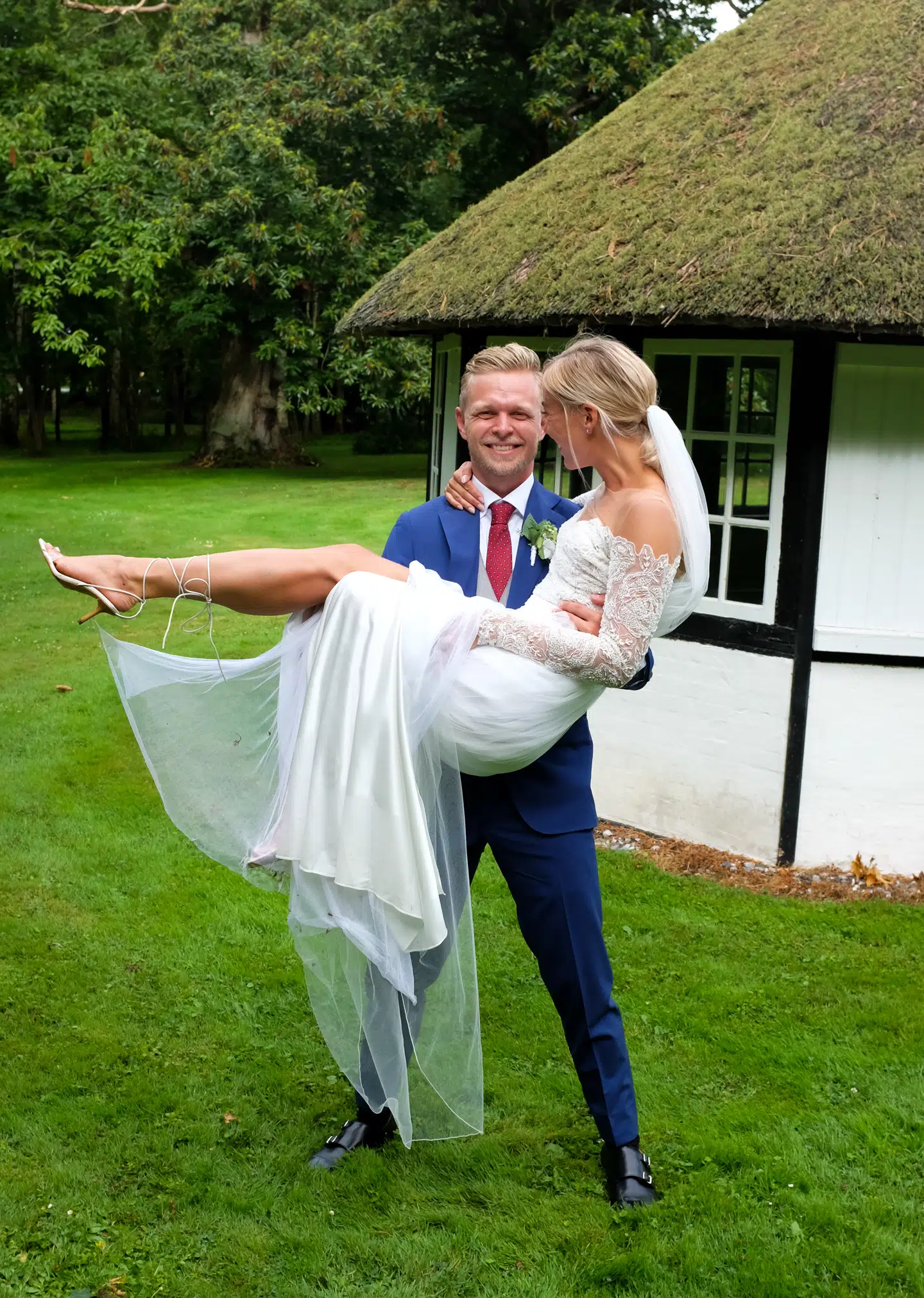 Formel 1-kører Kevin Magnussen er blevet gift med Louise Gjørup på Risinge Herregård i Ullerslev på Fyn.