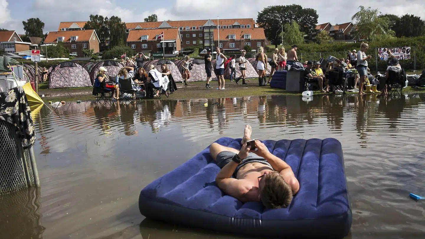 Campingområdet på Smukfest er lørdag oversvømmet med vand.