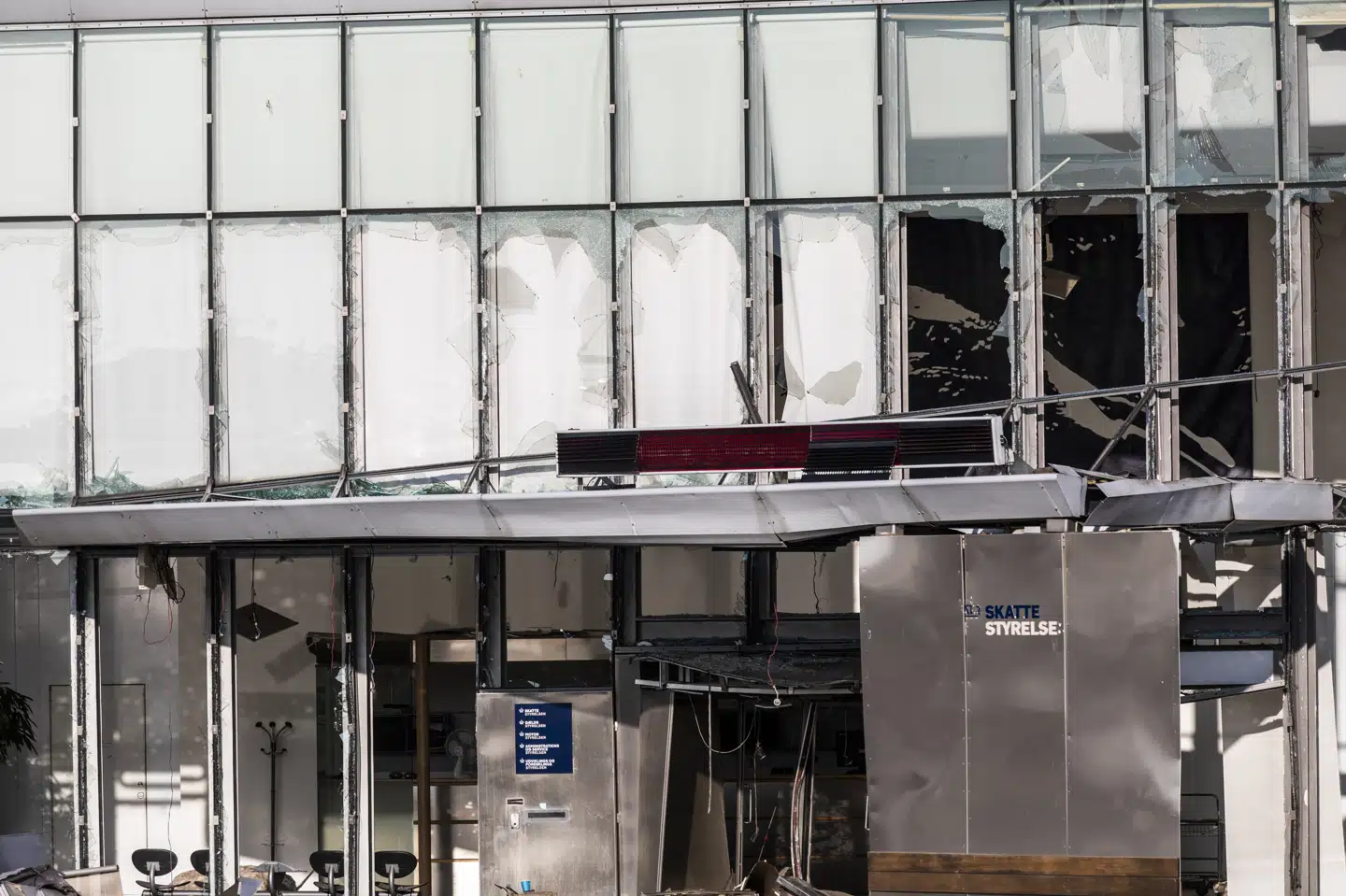 Tirsdag aften blev indgangspartiet af Skattestyrelsens bygning på Østerbro ramt af en eksplosion. Natten til lørdag var der igen en eksplosion - denne gang på Nørrebro foran en lokal politistation. ólafur Steinar Rye Gestsson/Ritzau Scanpix
