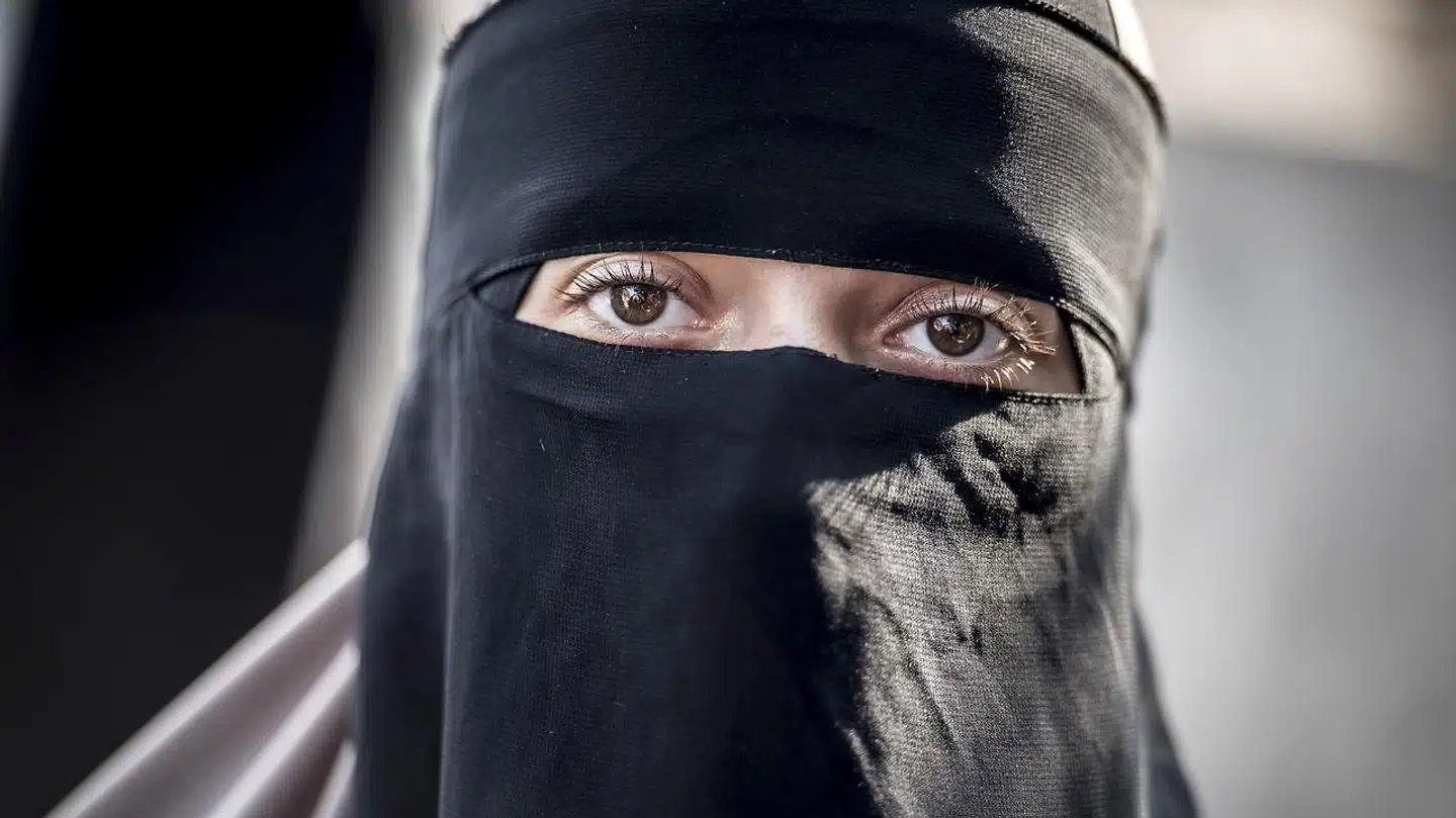 Er coronavirussen, der får nogle til at bære maske, Allahs måde at sige fra over for niqabforbud? Det mener en Facebook-gruppe. Dette arkivfoto forestiller en dansk kvinde under en demonstration imod tildækningsforbuddet i august 2018.