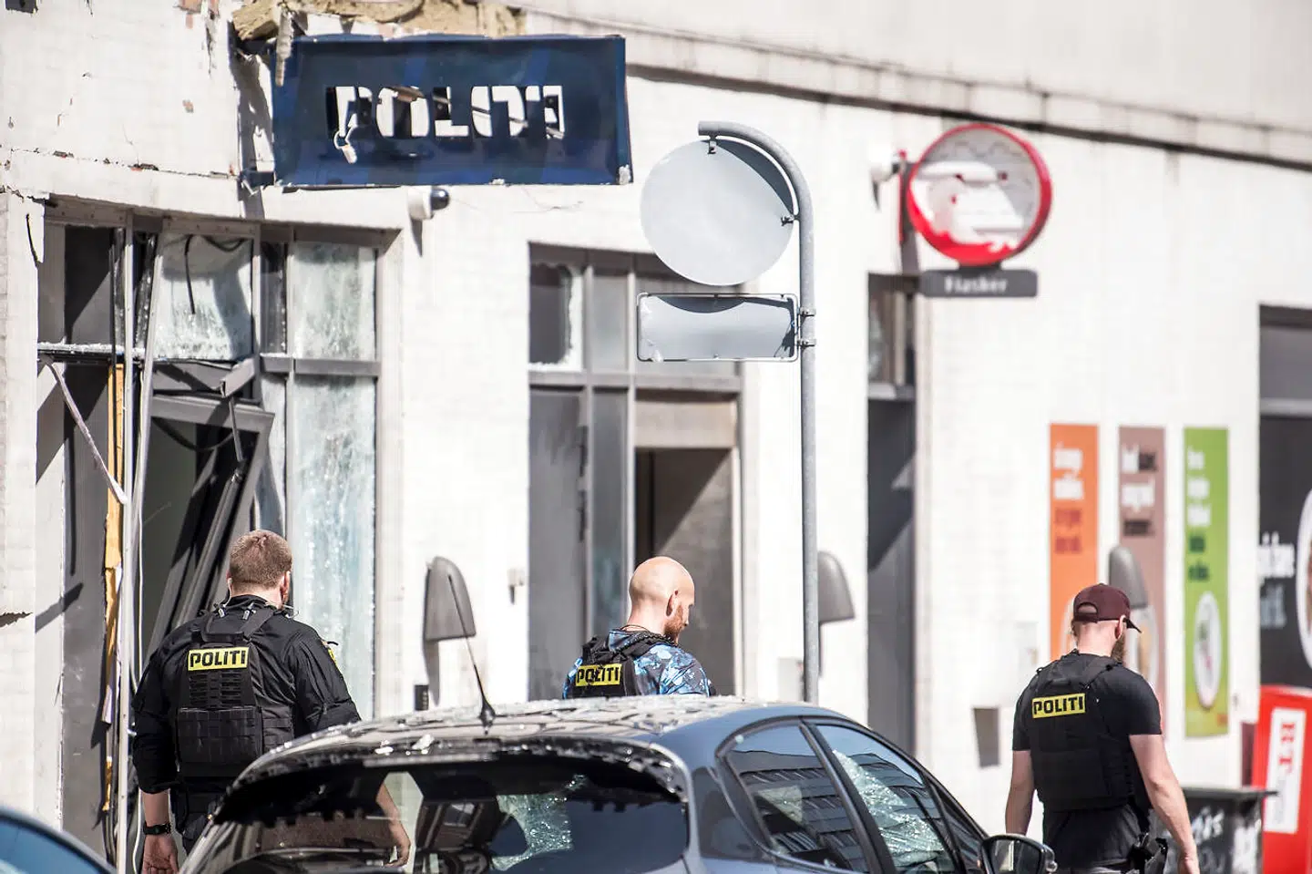 Afspærring, politi og ødelæggelser efter eksplosion ved nærpolitistationen på Hermodsgade på Nørrebro i København lørdag den 10. august 2019.