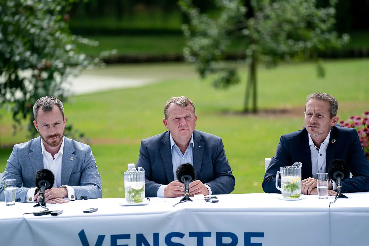 Jakob Ellemann, Lars Løkke Rasmussen og Kristian Jensen under et pressemøde i forbindelse med Venstres sommergruppemøde på Kragerup Gods ved Ruds Vedby, fredag den 9. august 2019. . (Foto: Niels Christian Vilmann/Ritzau Scanpix)