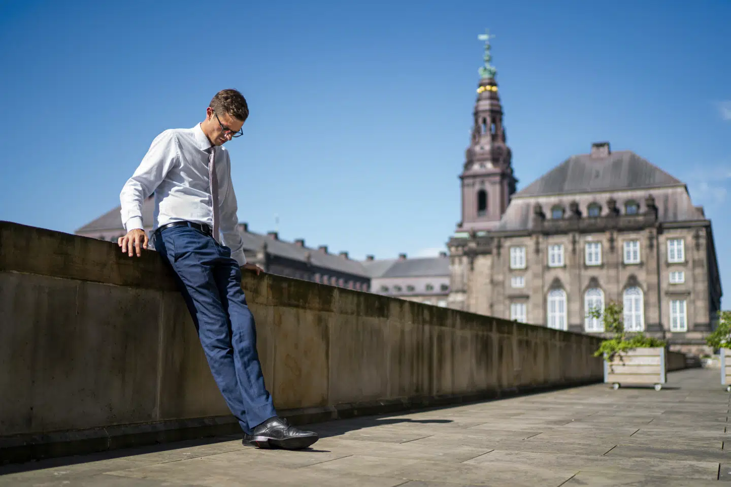 Alex Vanopslagh overtog posten som formand for Liberal Alliance i juni. Et billede, der viser blandt andre ham med et våben hænderne, bliver delt på Facebook med titlen Til kamp mod de røde 2.0. Søren Bidstrup/Ritzau Scanpix