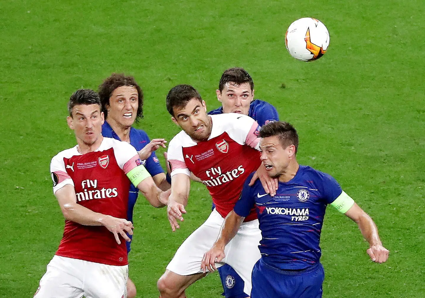 David Luiz (næstlængst tv.) har skiftet Chelseas blå trikot ud med Arsenals rød-hvide.