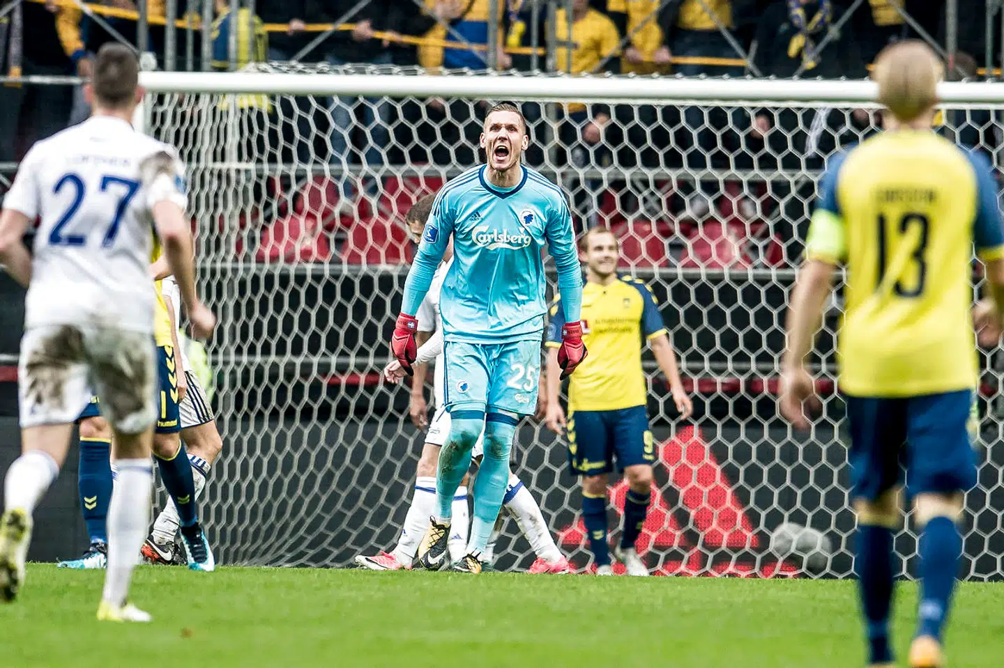 Robin Olsen i aktion mod Brøndby i Parken.