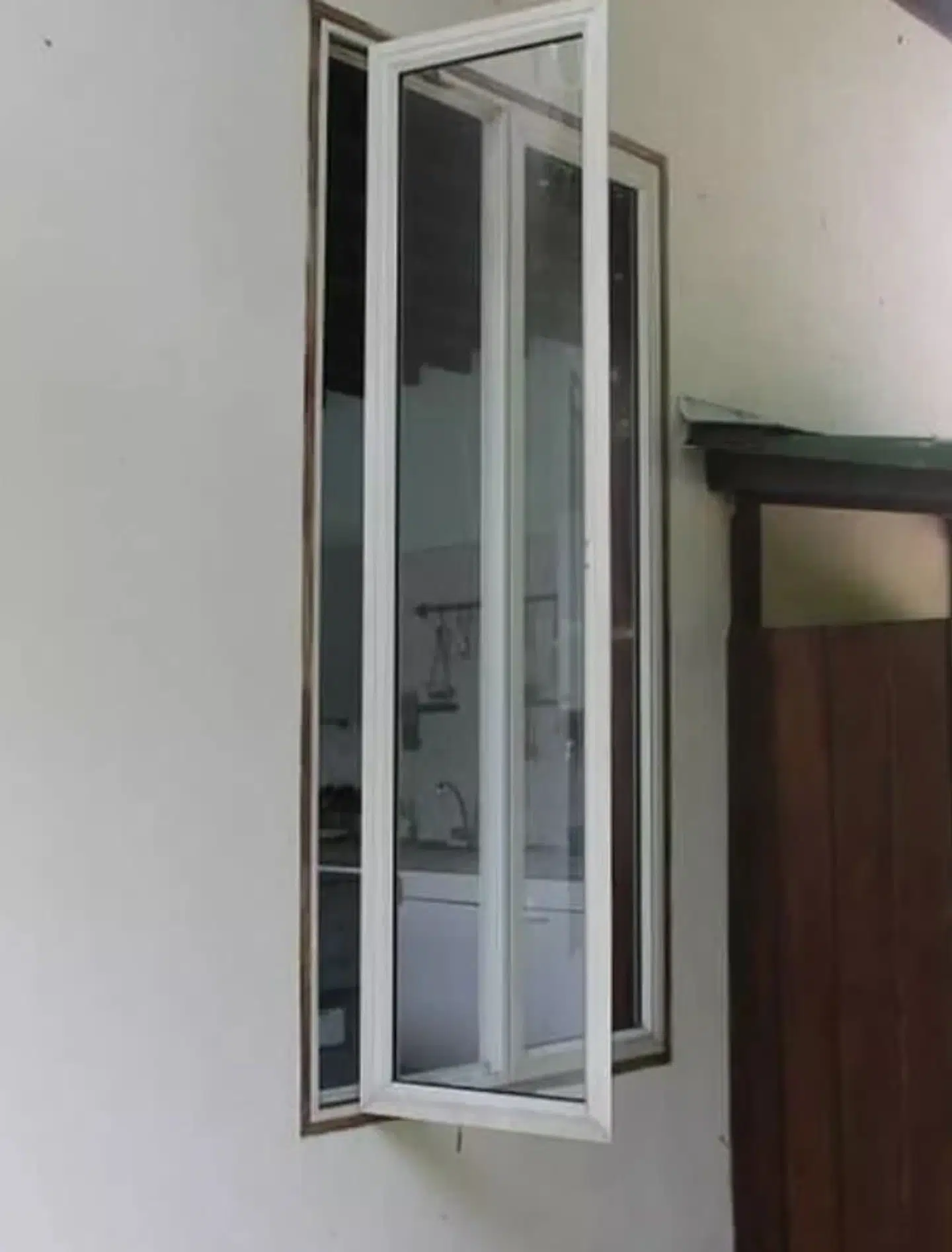 Politiet har offentliggjort dette foto af vinduet, som Nora angiveligt er kommet ud af. Det store spørgsmål er, om hun har forladt hotellet af egen fri vilje.