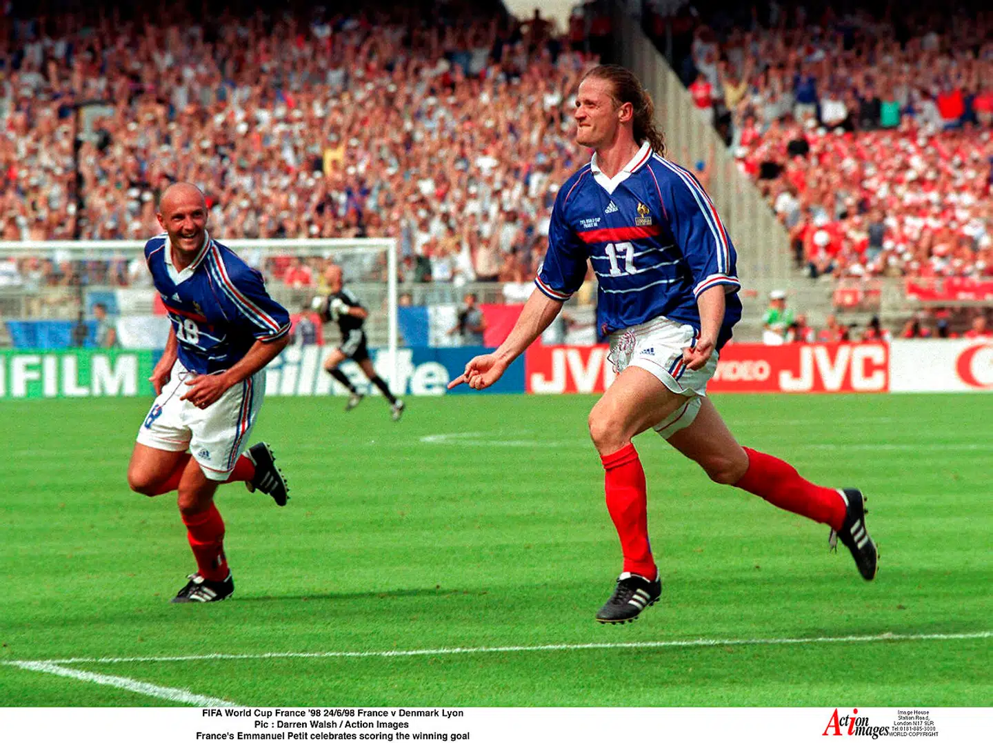Emmanuel Petit scorer til 2-1 mod Danmark ved VM 1998.