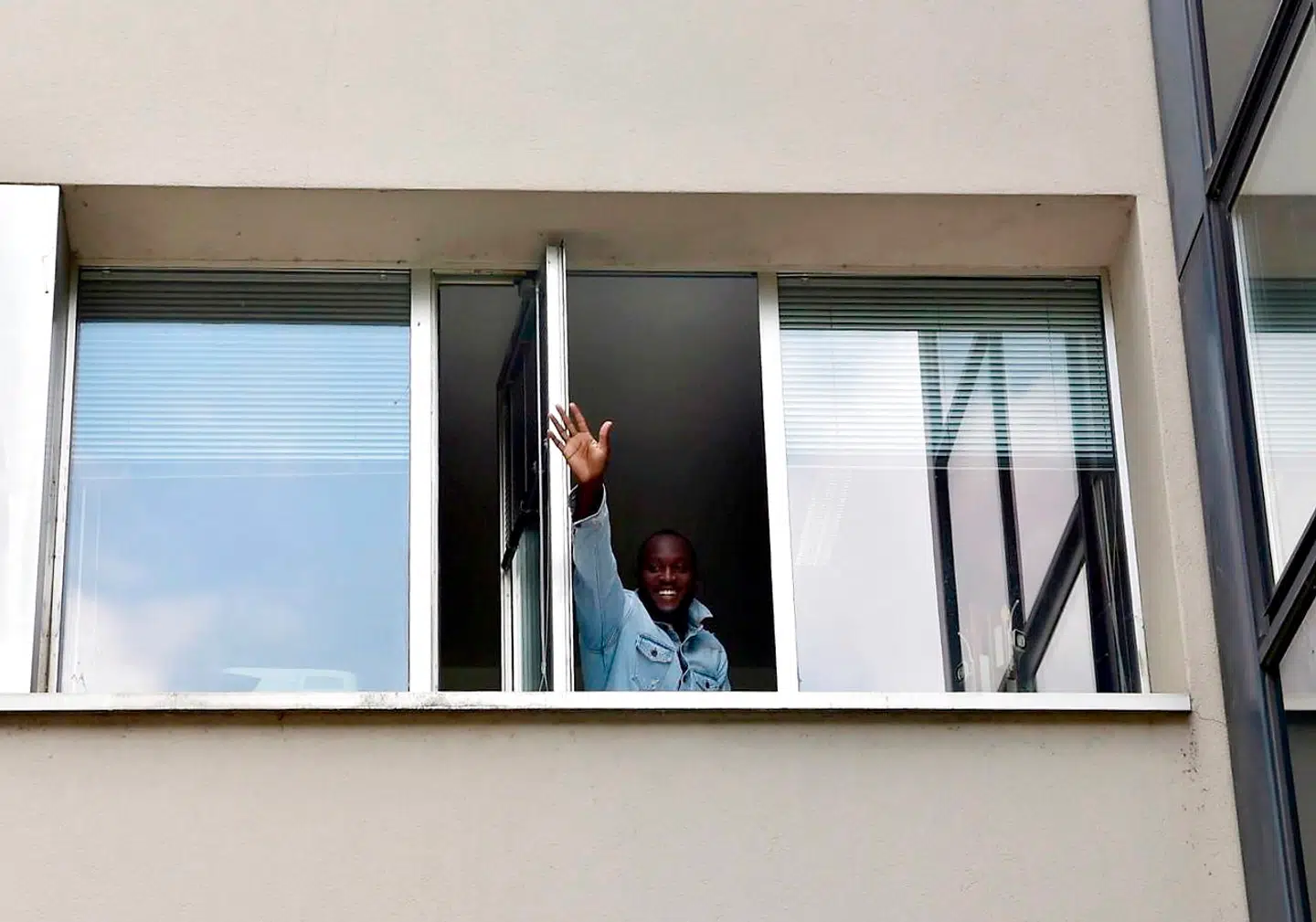 Romelu Lukaku hilser på fans i Milano.