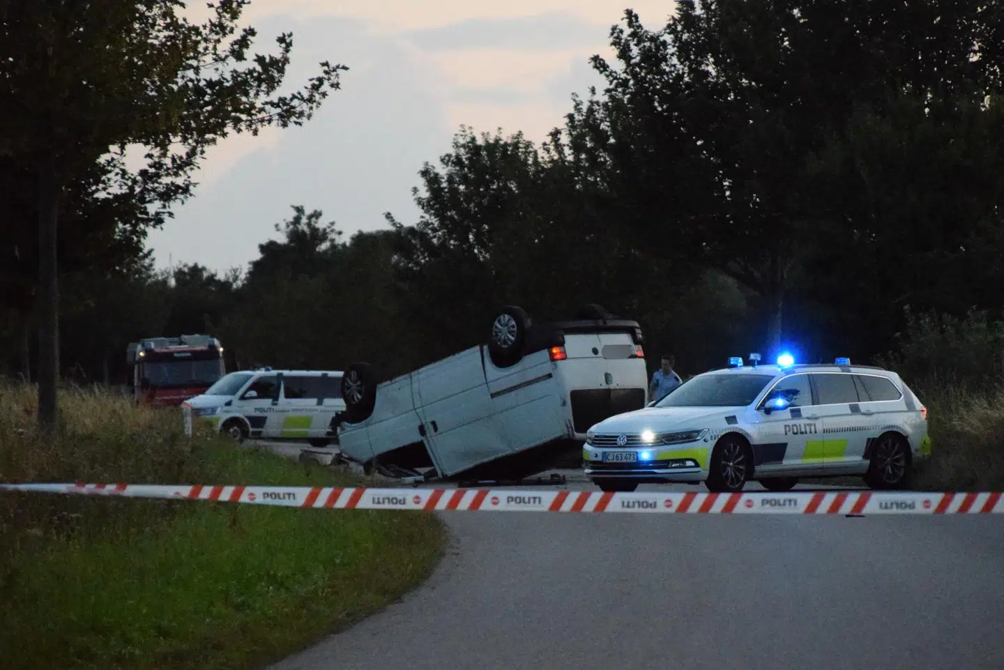Efter at have ramt en kvindelig cyklist mistede føreren herredømmet over bilen og landede på taget.