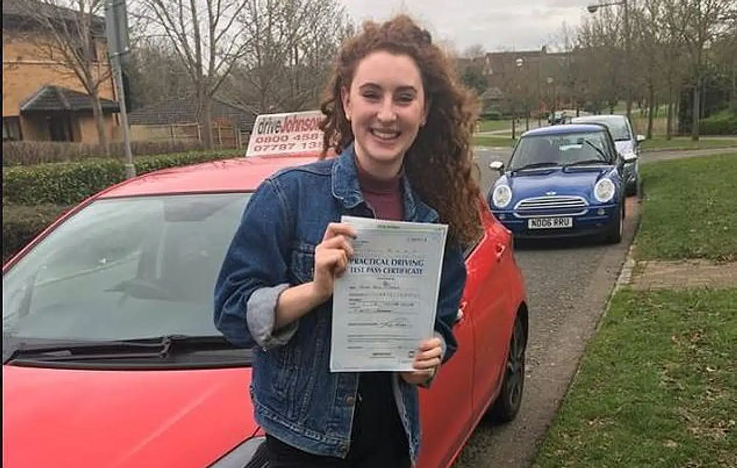 Alana Cutland med sit nyerhvervede kørekort i 2017.