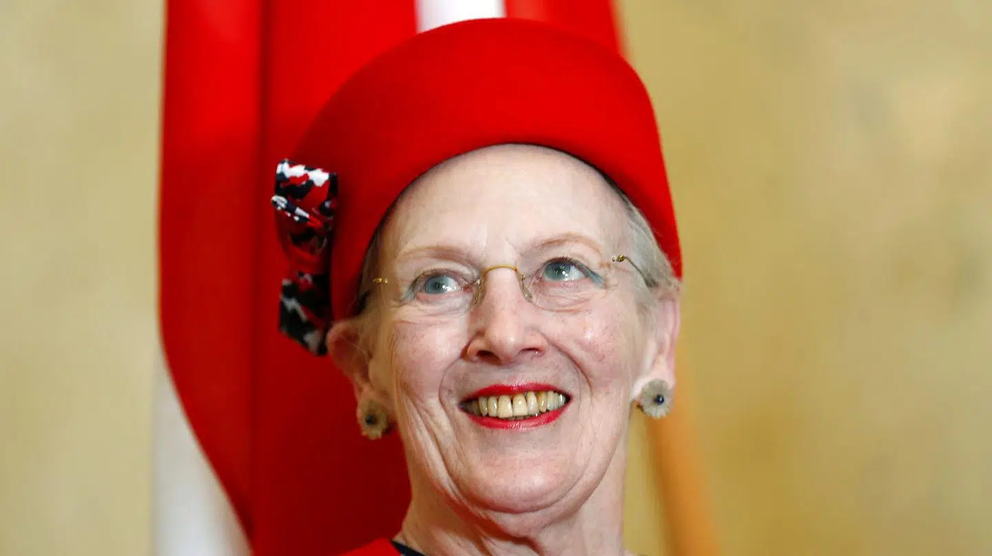Dronningen ses her ved en velkomstceremoni i Tallinn, Estland. Hun var der for at fejre markeringen af 800-året for dagen, hvor Dannebrog faldt ned fra himmelen i det østeuropæiske land. REUTERS/Ints Kalnins