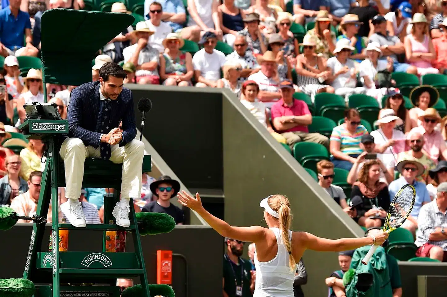 Caroline Wozniacki i diskussion med tennisdommeren Nacho Forcadell under dette års Wimbledon-turnering.