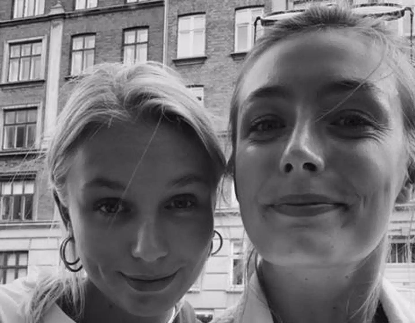 Clara Uttendal (tv) og hendes søster (th) var ved at rede op på altanen, da de fangede braget på video.