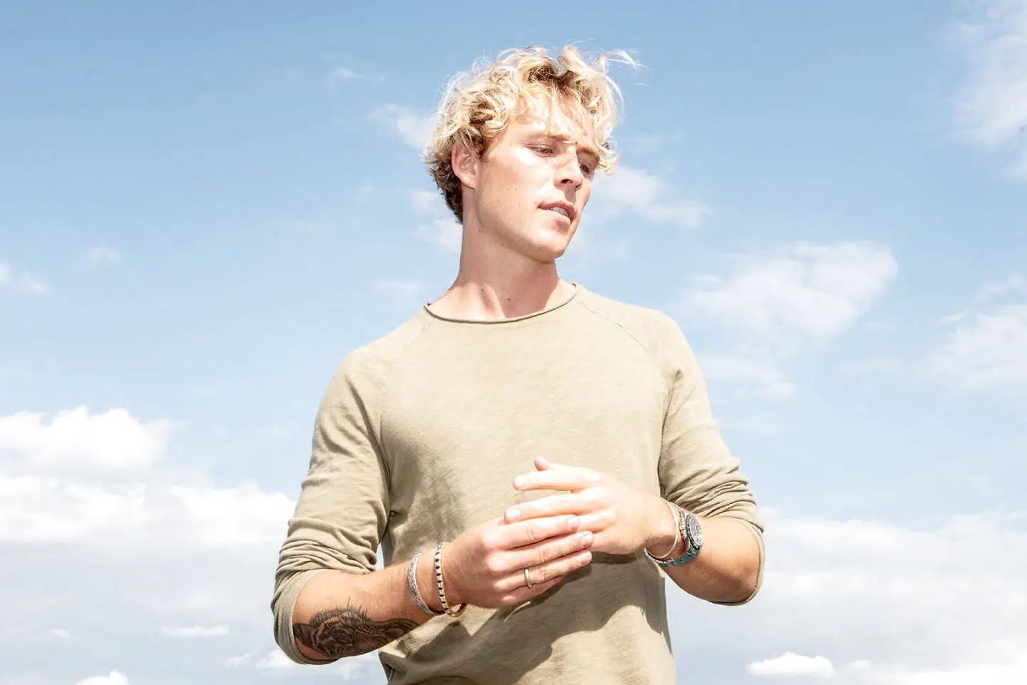 Christopher bærer med stolthed den vielsesring, som han fik sat på fingeren i begyndelsen af juni. Han kunne slet ikke forestille sig at lade være med at have den på.