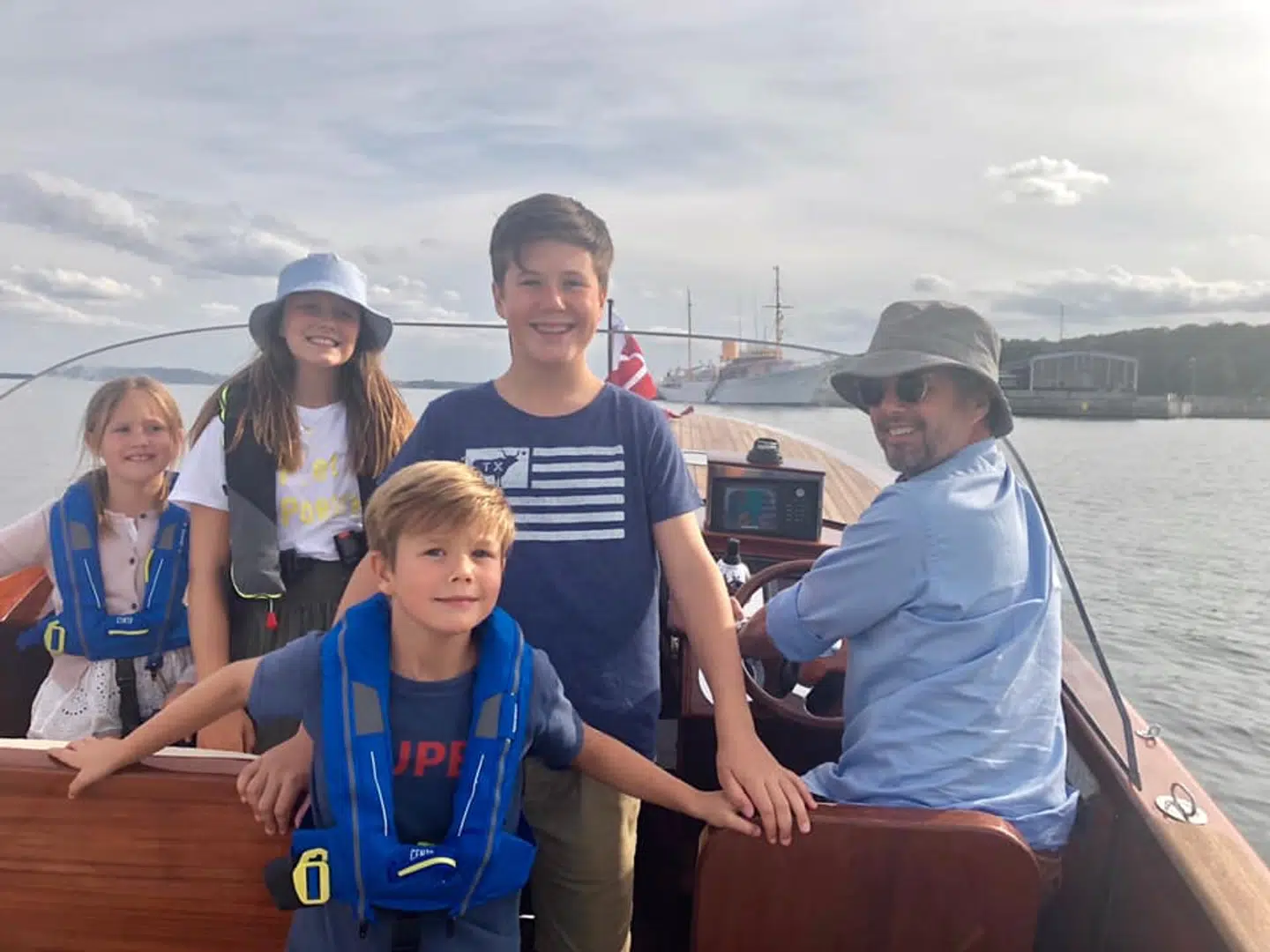 Kongehuset har delt en række af Kronprinsessens private billeder fra familiens tur rundt i Danmark med Kongeskibet Dannebrog.