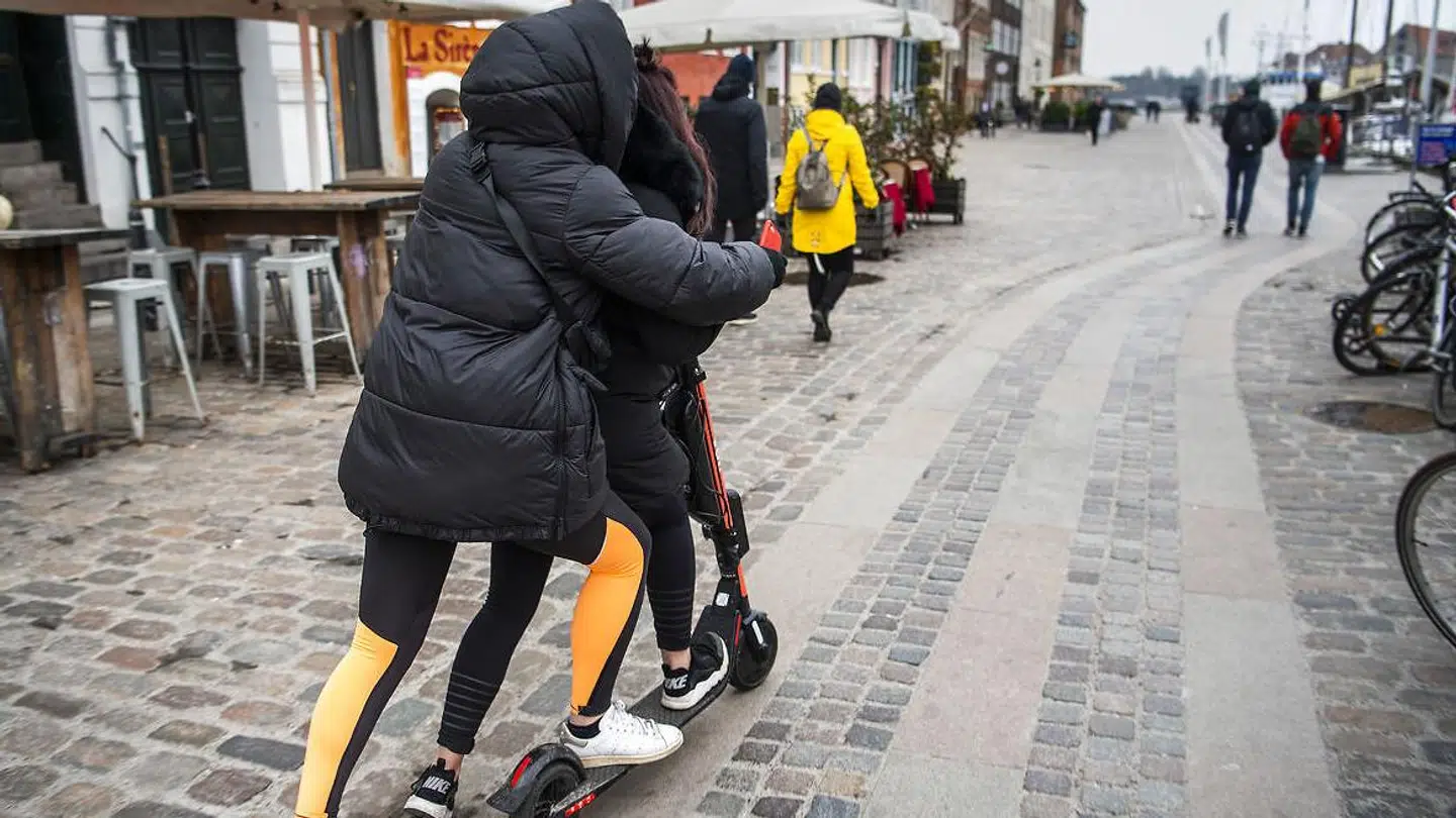 Arkivfoto: Dette foto har ingen relation til den pågældende sag. Det er ulovligt at køre to på el-løbehjul.